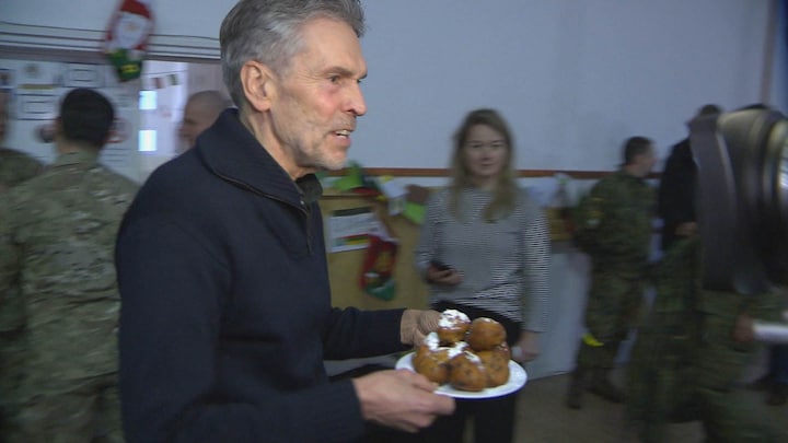 Schoof bezorgt oliebollen bij Nederlandse militairen in Litouwen