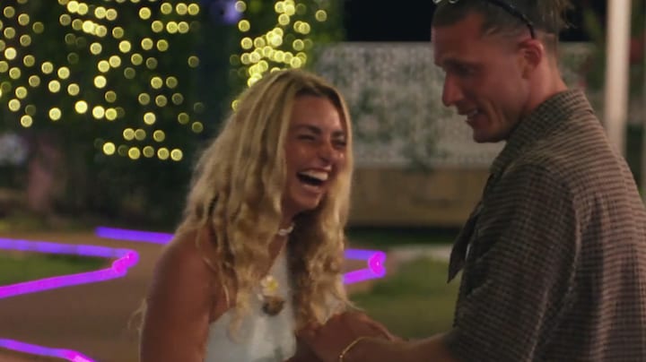 Eerste kus voor Thira en Donny in Love Island: 'Sorry mama en papa'