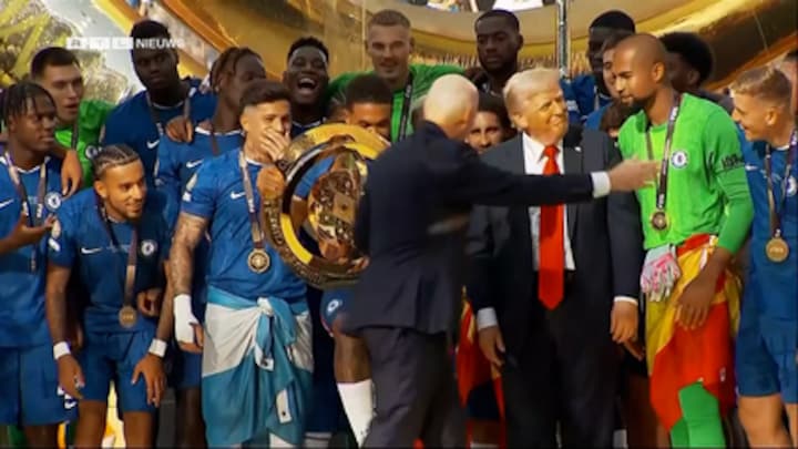 Zo werd Trump weggeduwd door FIFA-baas Gianni bij prijsuitreiking Chelsea