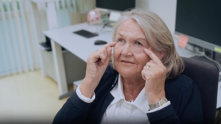 Jolanda wordt emotioneel na tonen gezichtsprothese in Over Leven Met Kanker